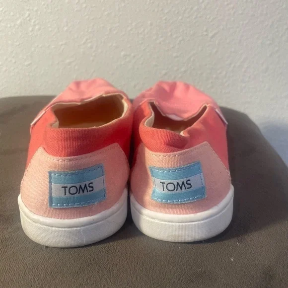Toms Kids’ Slip-on Shoes- US size 2 - Picture 5 of 6